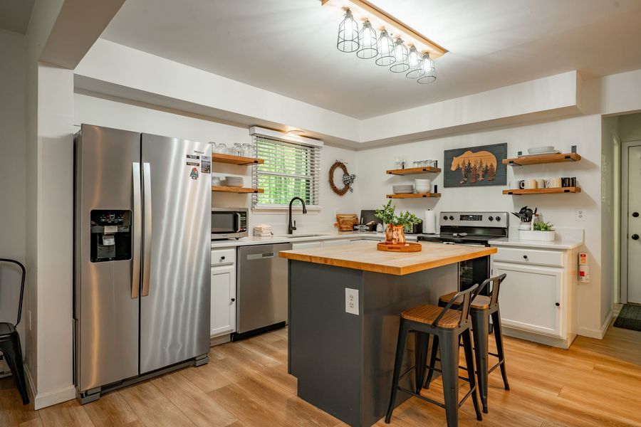 Fully equipped kitchen with island